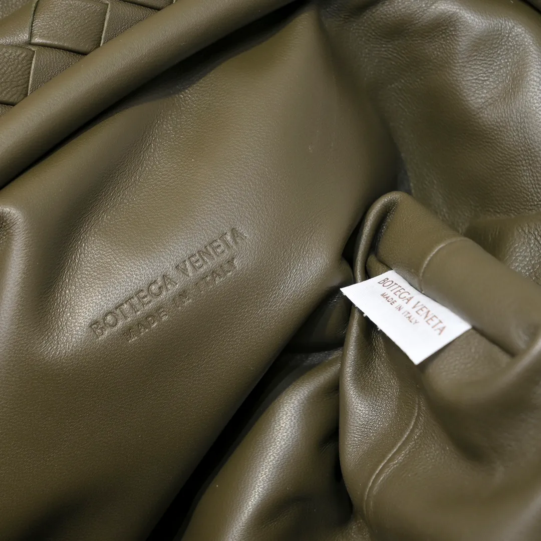Batch 2260 Bitters Venetia 2024 summer series brings Lauren 1980 handbags back to the public eye. The design of the bag is inspired by ancient Roman architecture. It uses the brand's iconic Intrecciato lambskin woven bag body with a hard frame. No logo can be seen on the whole bag. It is equipped with a leather woven metal chain. When using it as a clutch, just put the chain directly in the bag ~ showing an elegant and timeless style. Decades later, when Lauren Hutton once again walked on the Bottega Venetia spring and summer show with this bag, the charm of the year still remains intact despite the passage of time. Size: 31.5*16.5*11 Style number: 5807#